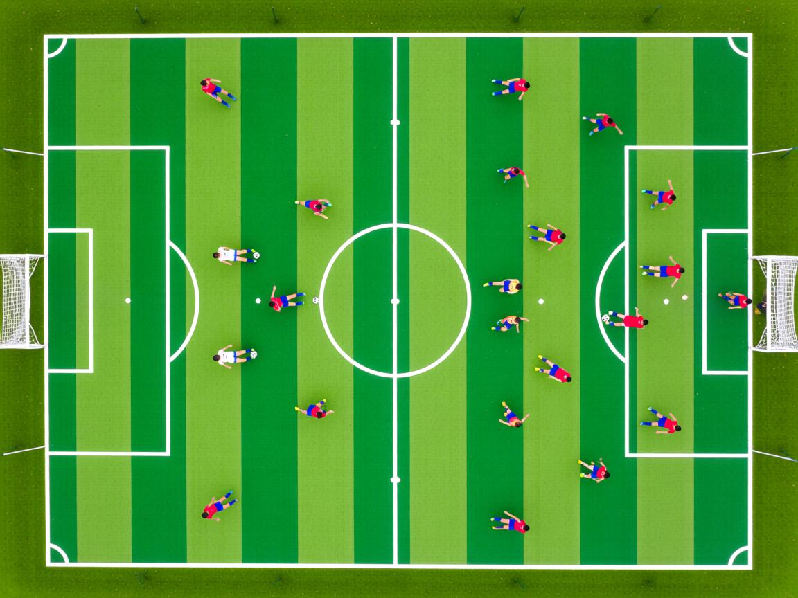 开云官网-五大联赛是否借助边路深度拉伸创造中路空位，五大联赛中场球员  第3张